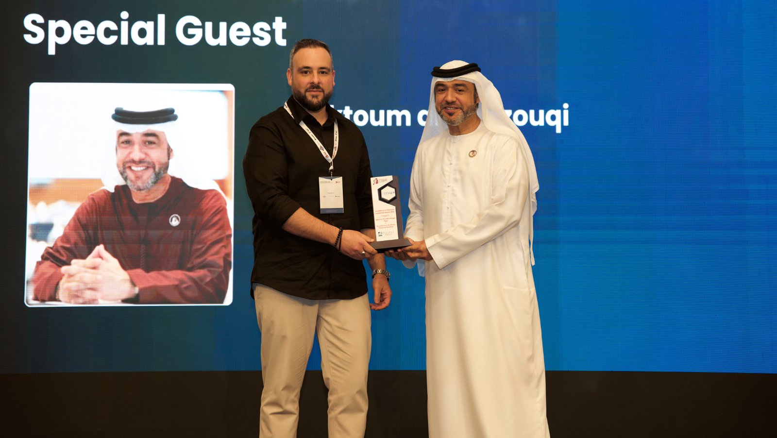 Ignacio Ayago recibiendo el premio a la excelencia en soluciones de IA financiera en la FinTech Week Dubai